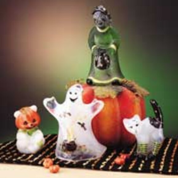 MINT 2006 Fenton Halloween “Batty” Ghost w/Witch’s Cauldron & Bats - Picture 15 of 16